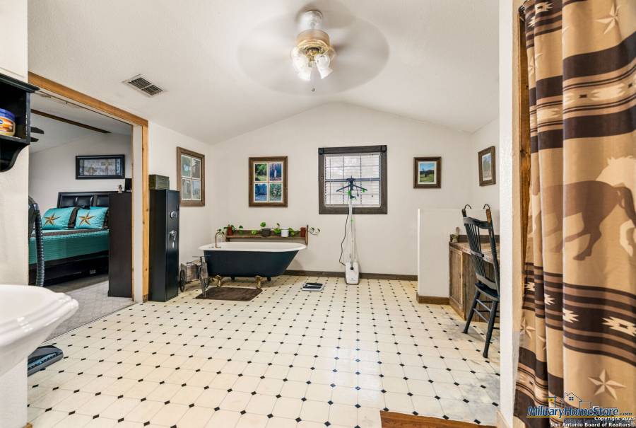 176 Deep Woods Drive, Seguin, Texas